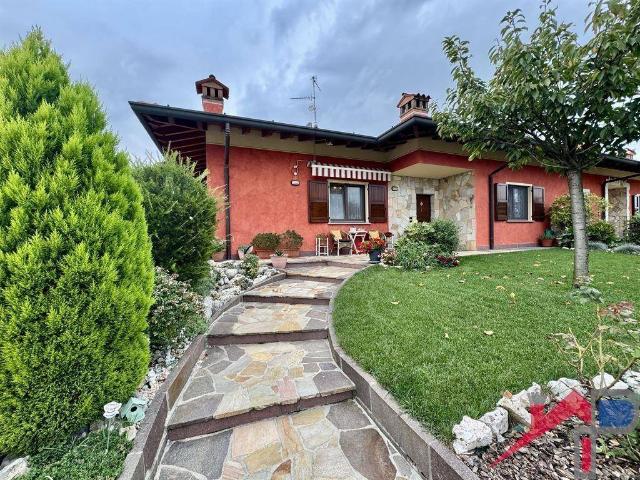 Villa Indipendente in vendita a Mornico Al Serio, Lombardia