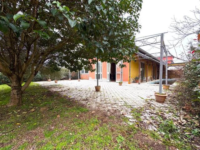 Villa Indipendente in vendita a Mortara, Pavia
