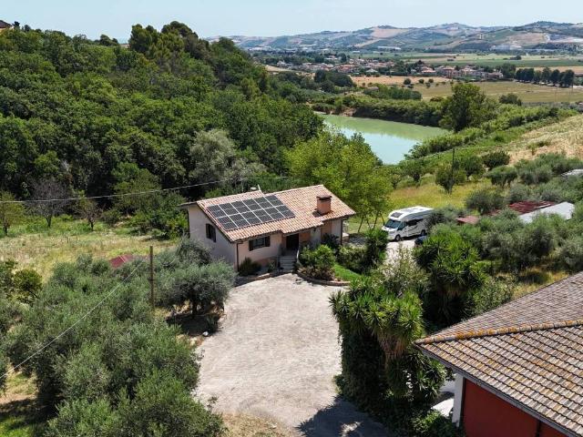 Villa Indipendente in vendita a Mosciano Sant'angelo, Abruzzo