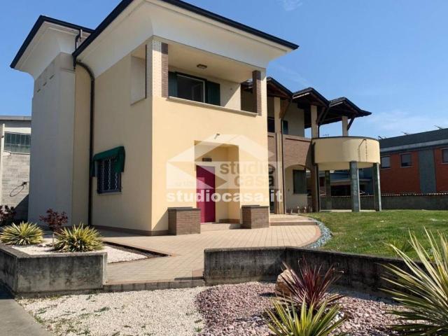 Villa Indipendente in vendita a Mozzanica, Lombardia