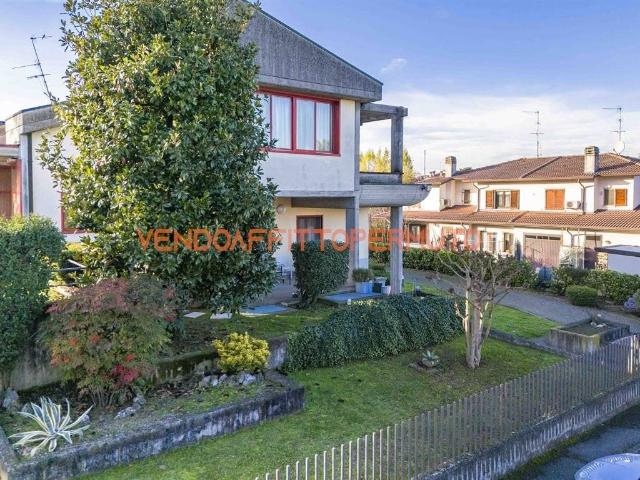 Villa Indipendente in vendita a Mozzanica, Lombardia