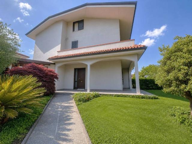 Villa Indipendente in vendita a Muggiò, Lombardia