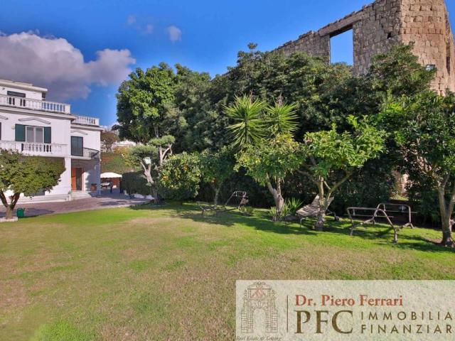 Villa Indipendente in vendita a Coroglio, Campania