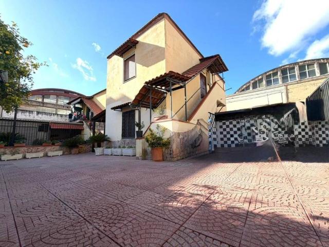 Villa Indipendente in vendita a Napoli
