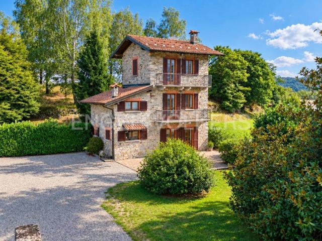 Villa Indipendente in vendita a Corciago, Nebbiuno