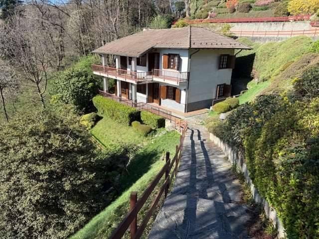 Villa Indipendente in vendita a Nebbiuno, Novara