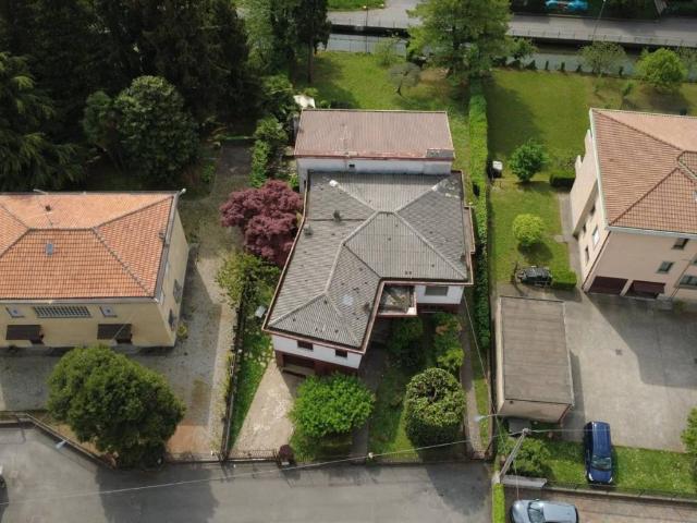 Villa Indipendente in vendita a Nembro, Lombardia
