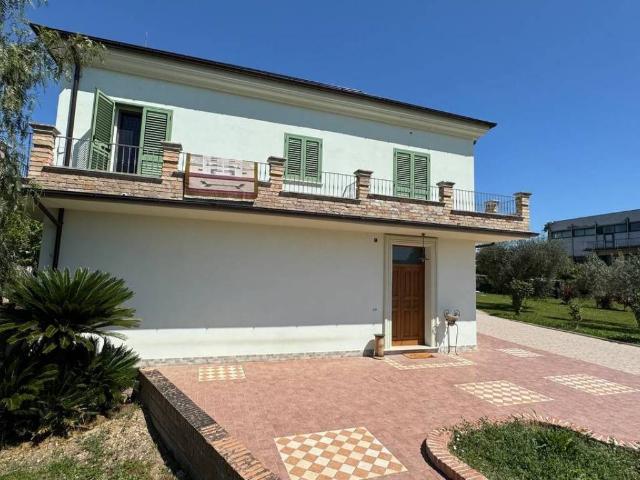 Villa Indipendente in vendita a Unione dei Comuni della Val Vibrata, Nereto