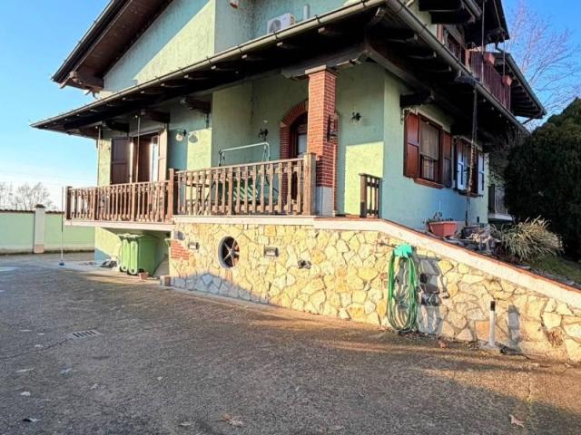 Villa Indipendente in vendita a Lumellogno, Novara