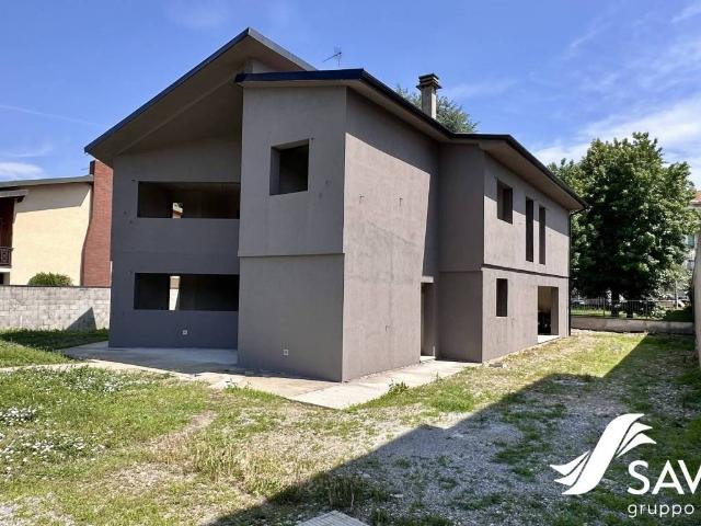 Villa Indipendente in vendita a Pernate, Novara