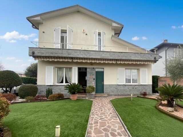Villa Indipendente in vendita a Novedrate, Lombardia