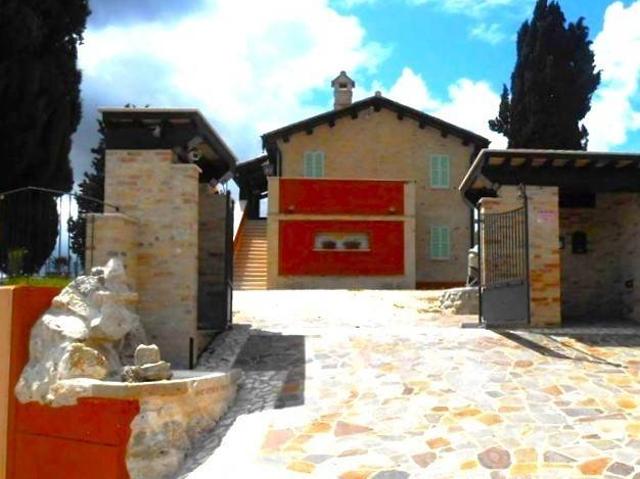Villa Indipendente in vendita a San Barnaba, Marche