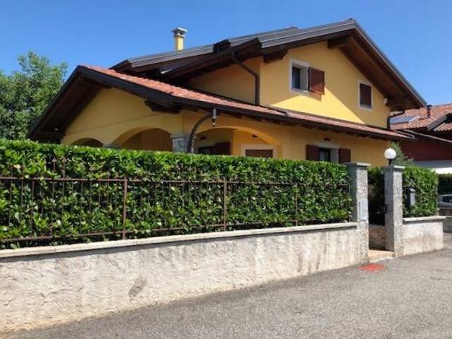 Villa Indipendente in vendita a Oleggio Castello, Novara