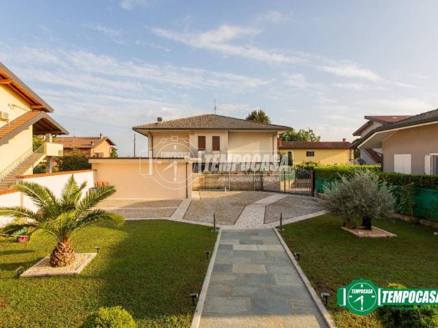 Villa Indipendente in vendita a Oleggio, Novara