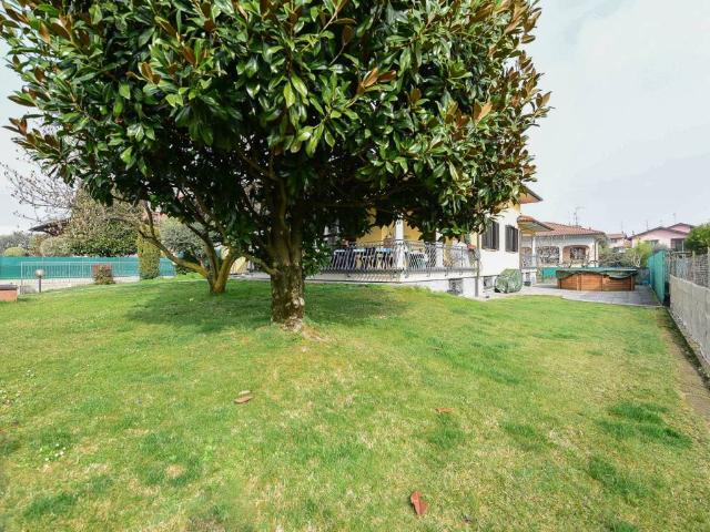Villa Indipendente in vendita a Cascina del Pè, Faloppio