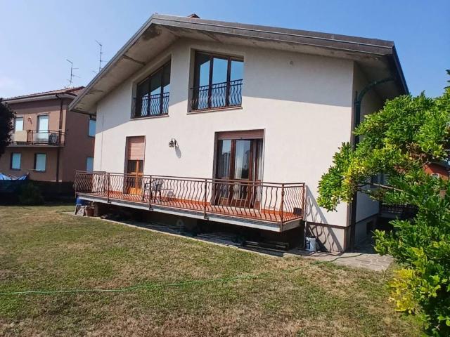 Villa Indipendente in vendita a Cascina del Pè, Faloppio