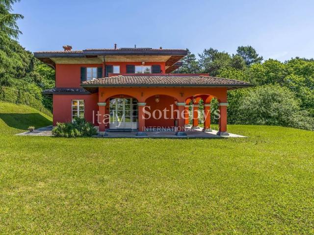 Villa Indipendente in vendita a Oltrona San Mamette, Lombardia