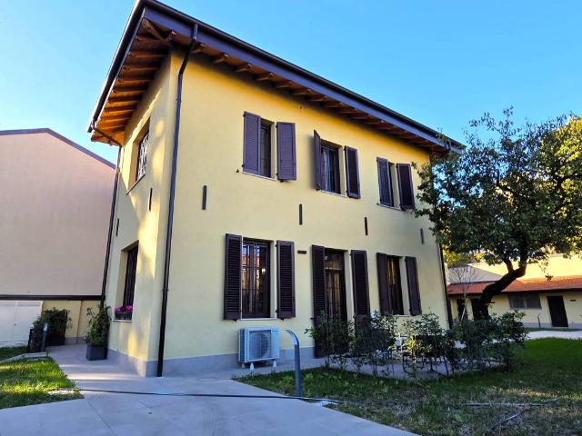 Villa Indipendente in vendita a Locate Triulzi, Lombardia