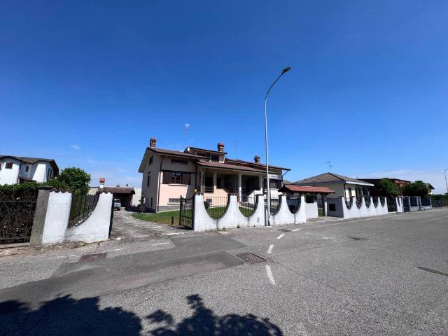 Villa Indipendente in vendita a Orio Litta, Lodi