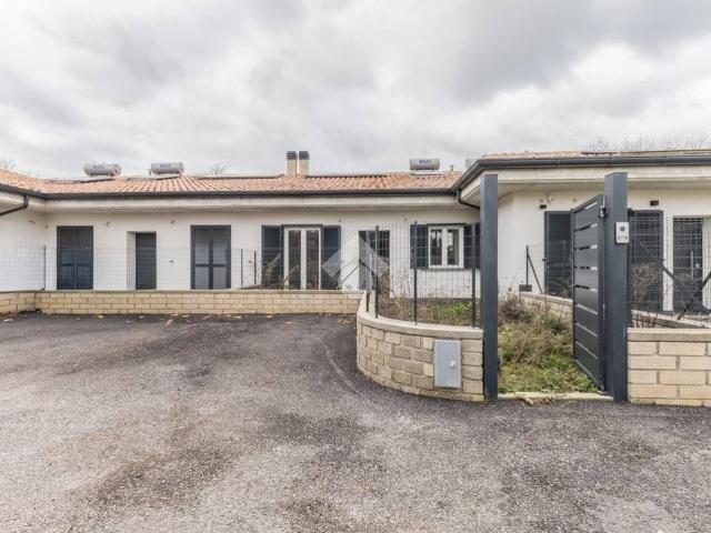 Villa Indipendente in vendita a Oriolo Romano, Lazio