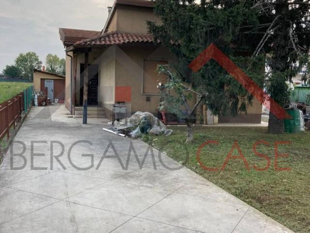 Villa Indipendente in vendita a Osio Sopra, Lombardia