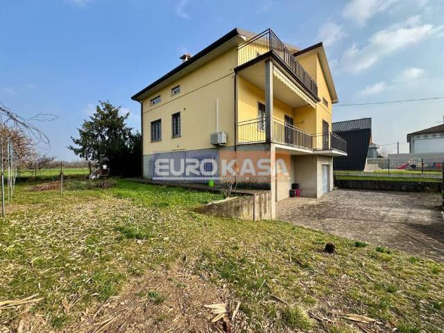 Villa Indipendente in vendita a Osio Sotto, Lombardia