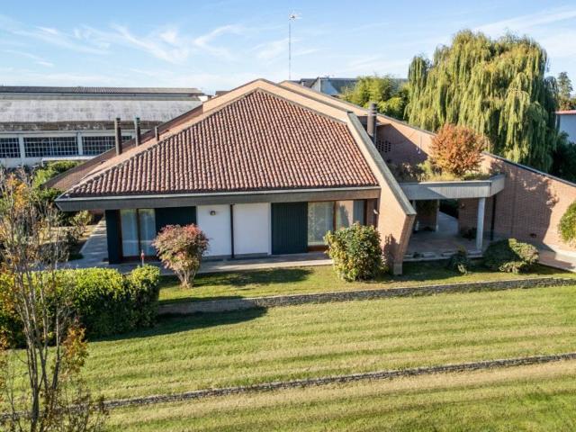 Villa Indipendente in vendita a Oviglio, Alessandria