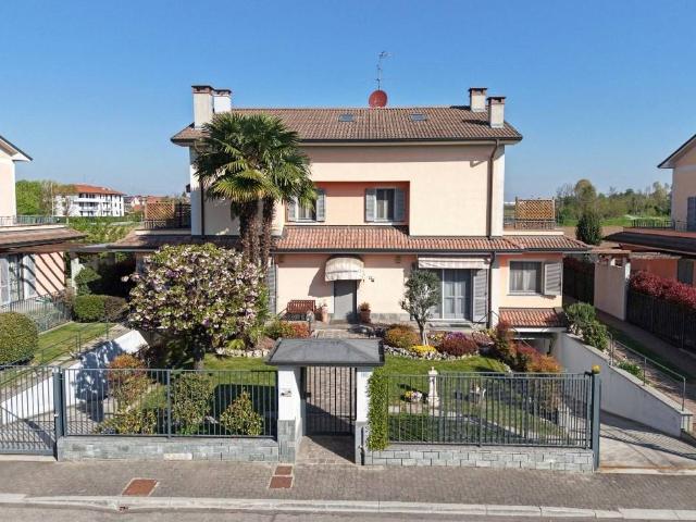 Villa Indipendente in vendita a Ozzero, Lombardia