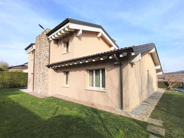Villa Indipendente in vendita a Padenghe Sul Garda, Lombardia