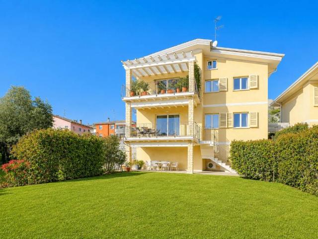 Villa Indipendente in vendita a Padenghe Sul Garda, Lombardia