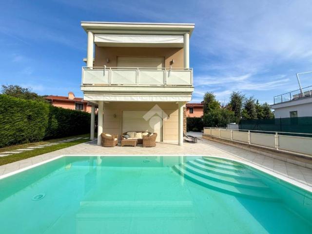 Villa Indipendente in vendita a Padenghe Sul Garda, Brescia