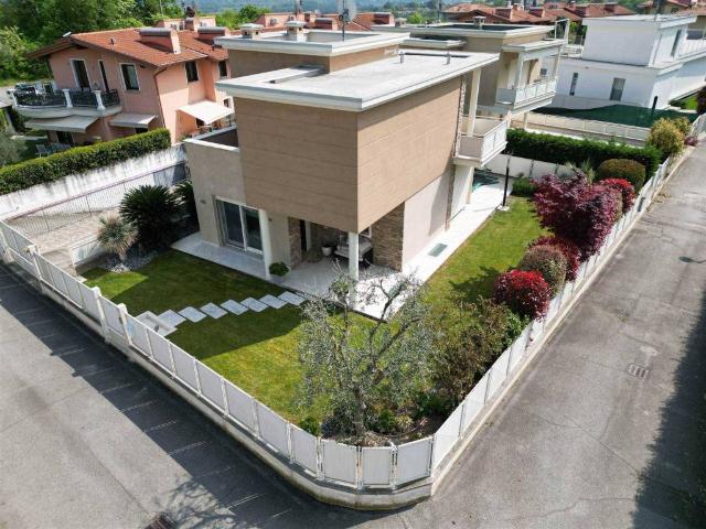 Villa Indipendente in vendita a Padenghe Sul Garda, Lombardia
