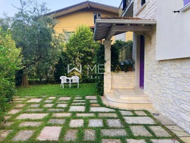 Villa Indipendente in vendita a Padenghe Sul Garda, Brescia