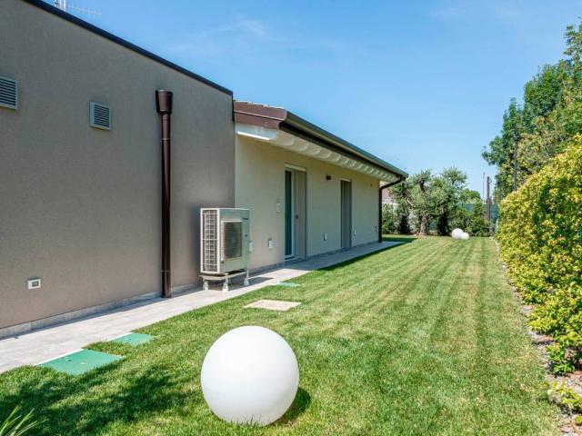 Villa Indipendente in vendita a Padenghe Sul Garda, Lombardia