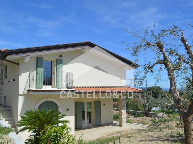 Villa Indipendente in vendita a Padenghe Sul Garda, Lombardia