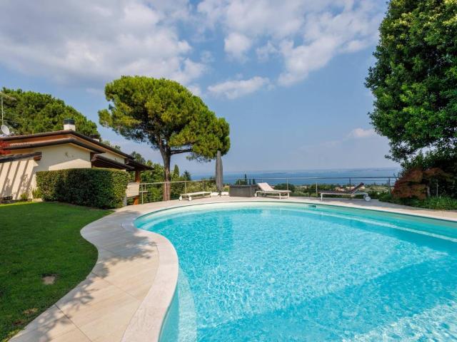 Villa Indipendente in vendita a Padenghe Sul Garda, Brescia
