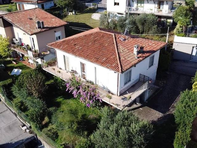 Villa Indipendente in vendita a Padenghe Sul Garda, Brescia
