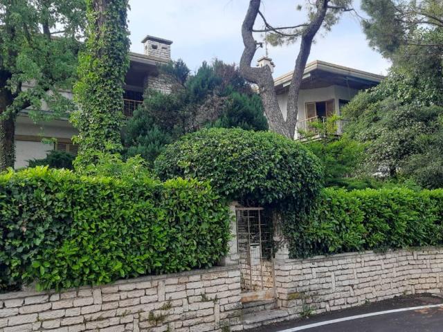 Villa Indipendente in vendita a Padenghe Sul Garda, Brescia
