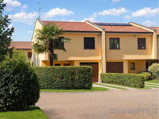 Villa Indipendente in vendita a Paderno D'adda, Lombardia