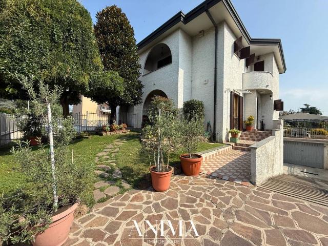 Villa Indipendente in vendita a Zona Omogenea Milano Nord, Paderno Dugnano