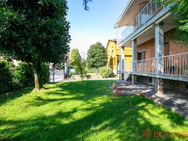 Villa Indipendente in vendita a Bollate, Lombardia
