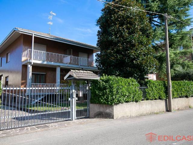 Villa Indipendente in vendita a Bollate, Lombardia