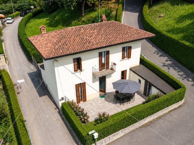Villa Indipendente in vendita a Paladina, Lombardia