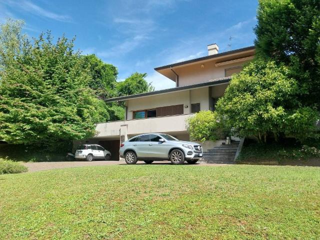 Villa Indipendente in vendita a Brughiera, Palazzago