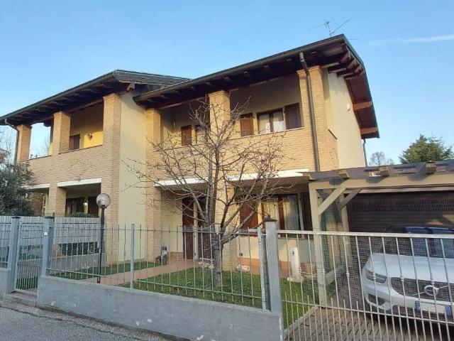 Villa Indipendente in vendita a Palazzo Pignano, Lombardia