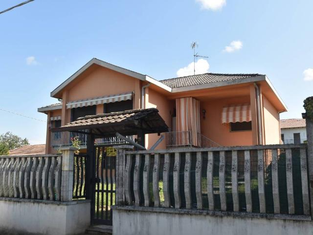 Villa Indipendente in vendita a Palestro, Lombardia