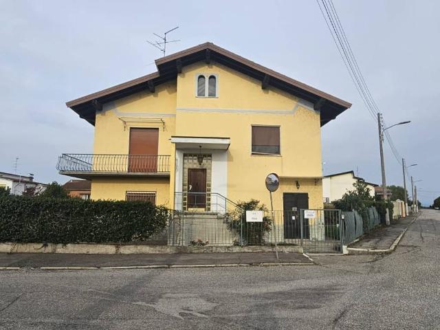 Villa Indipendente in vendita a Palestro, Pavia