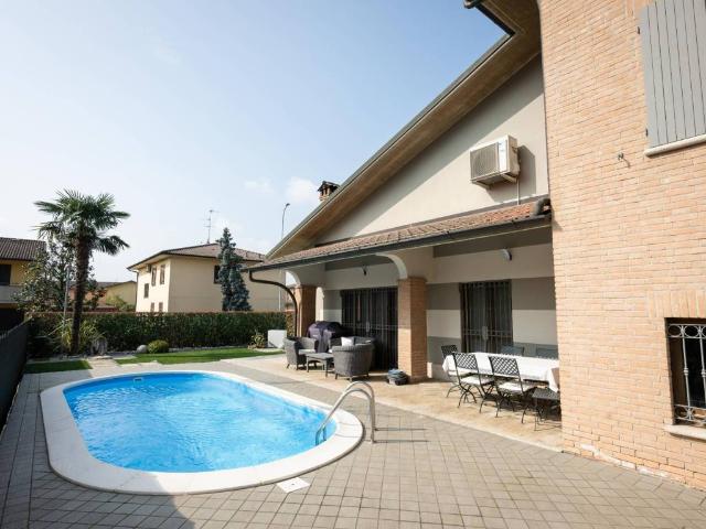 Villa Indipendente in vendita a Pandino, Lombardia
