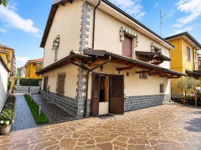 Villa Indipendente in vendita a Pantigliate, Lombardia