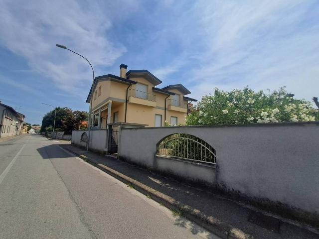 Villa Indipendente in vendita a Parabiago, Lombardia